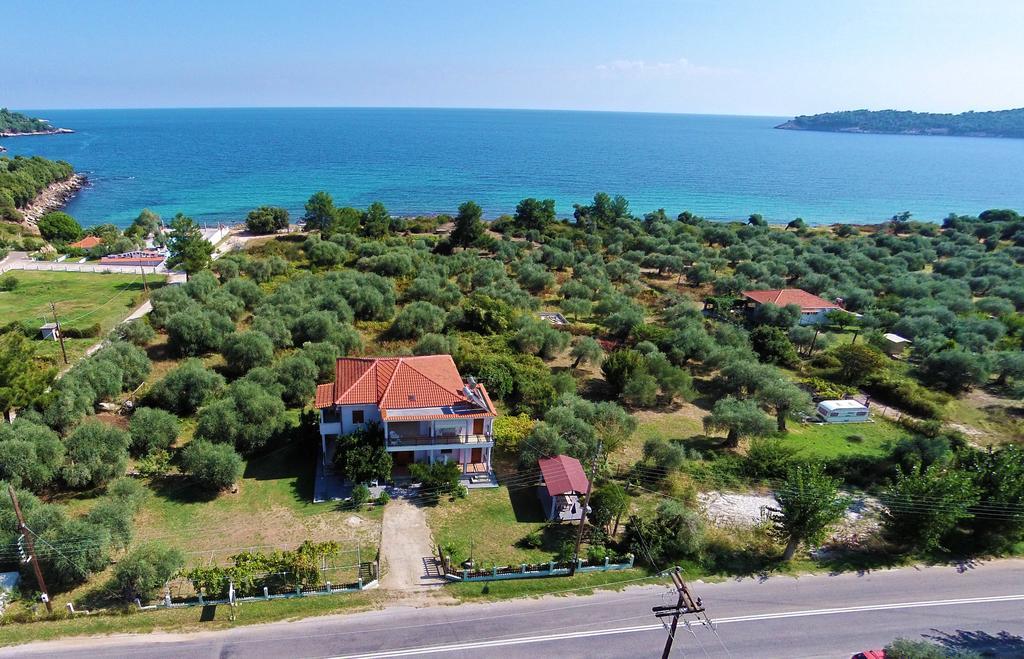 Athina Hotel Койнира Екстериор снимка