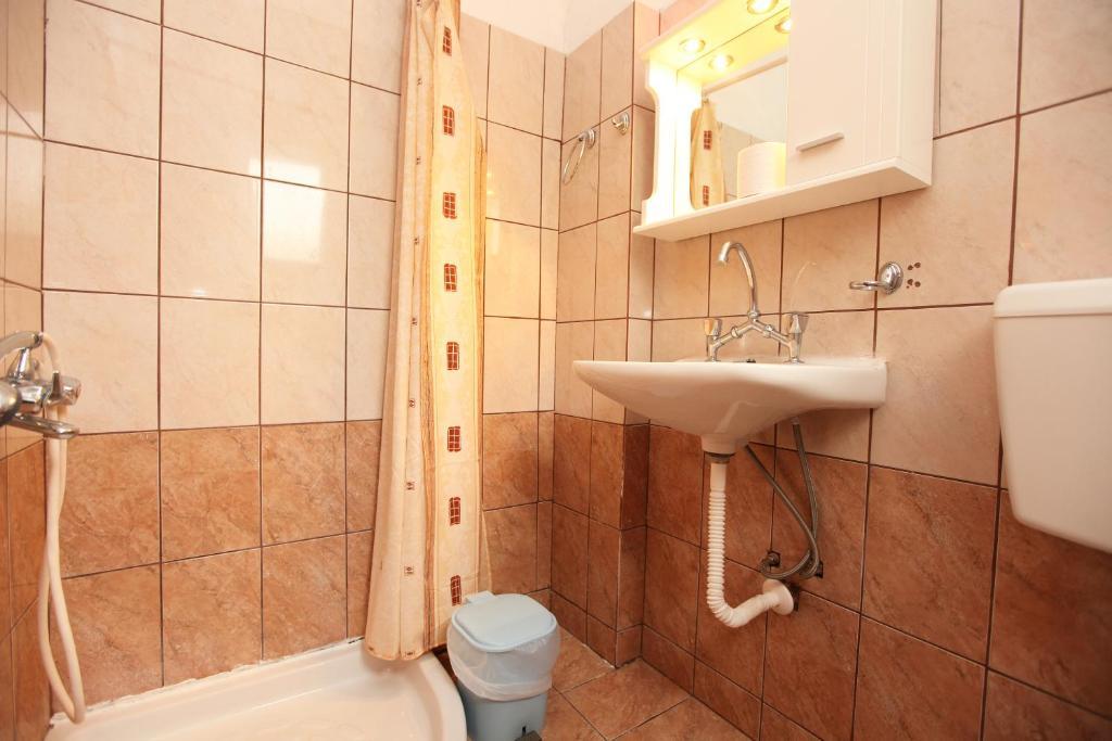 Athina Hotel Койнира Екстериор снимка