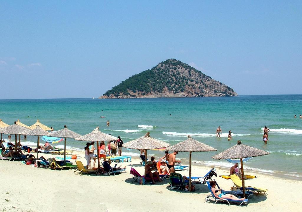 Athina Hotel Койнира Екстериор снимка
