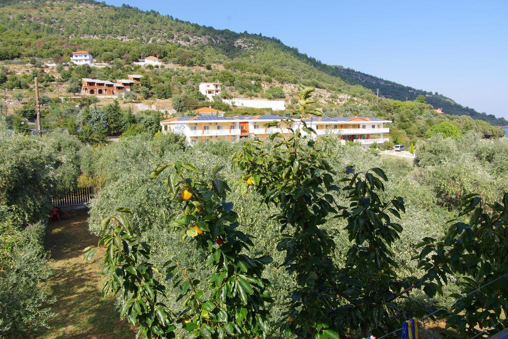 Athina Hotel Койнира Екстериор снимка