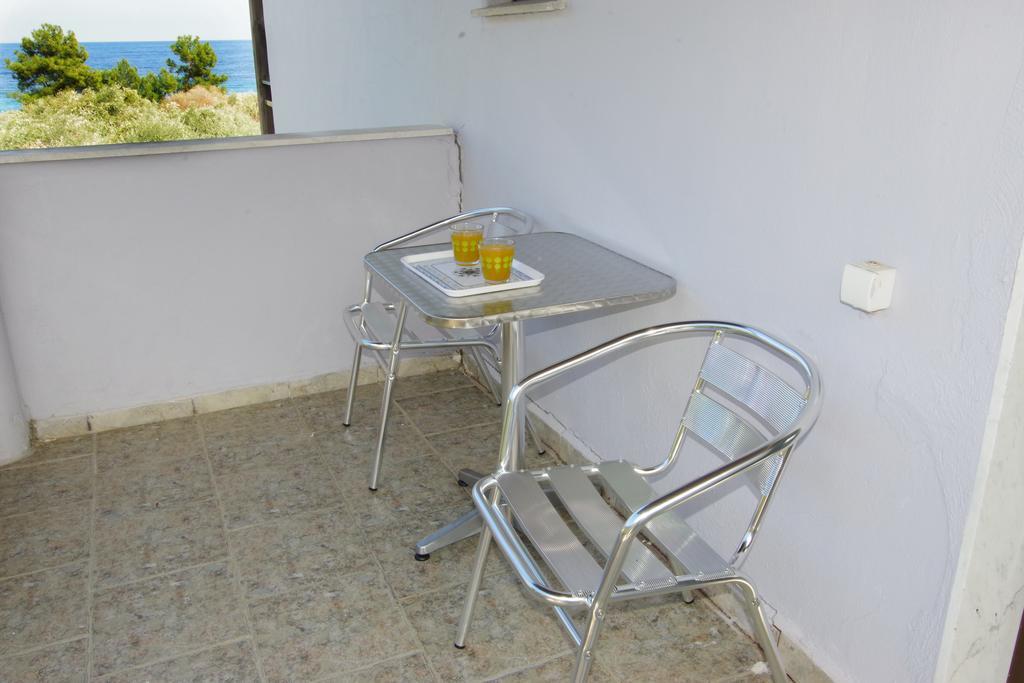 Athina Hotel Койнира Екстериор снимка