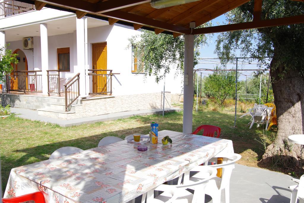 Athina Hotel Койнира Екстериор снимка