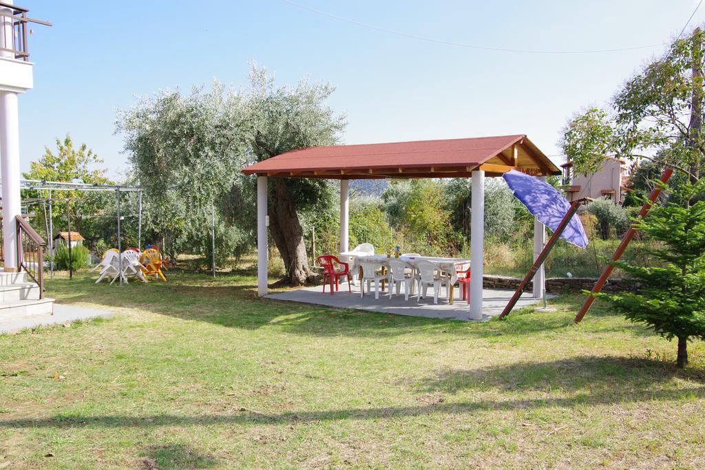 Athina Hotel Койнира Екстериор снимка