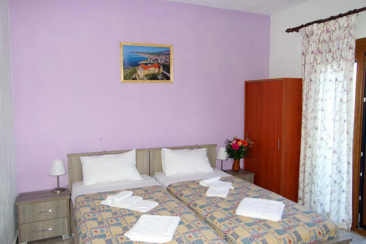 Athina Hotel Койнира Екстериор снимка