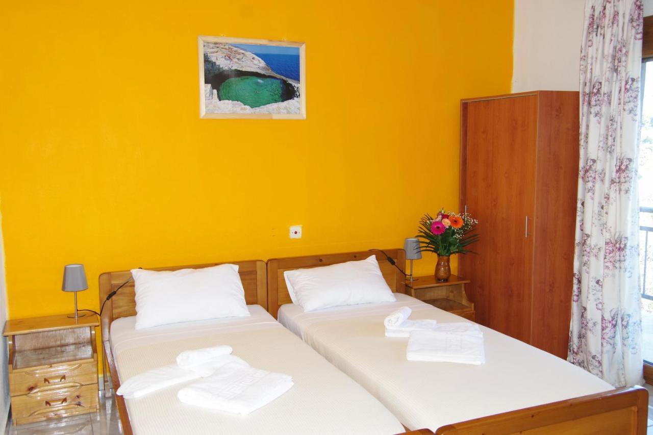 Athina Hotel Койнира Екстериор снимка