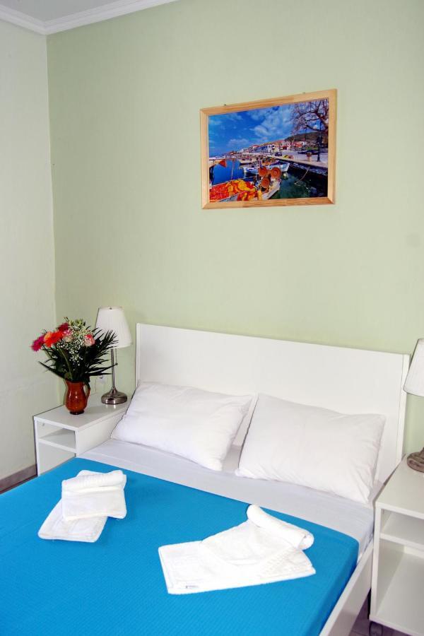 Athina Hotel Койнира Екстериор снимка