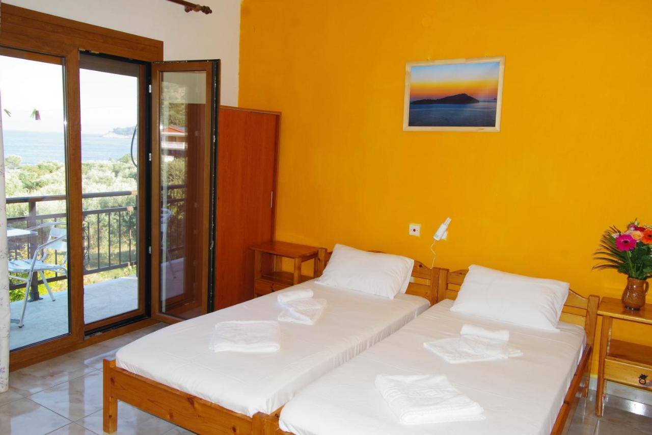 Athina Hotel Койнира Екстериор снимка
