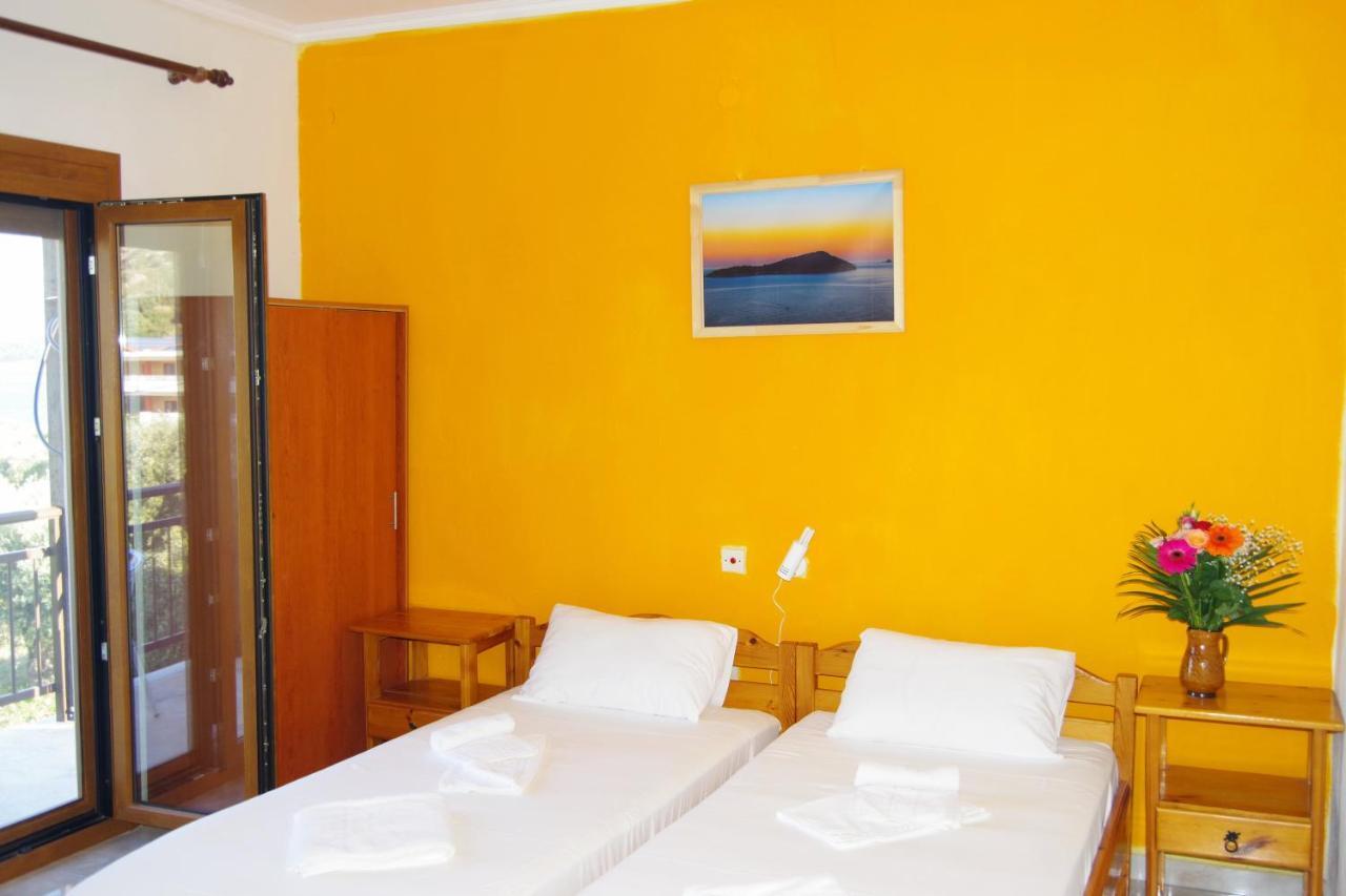 Athina Hotel Койнира Екстериор снимка
