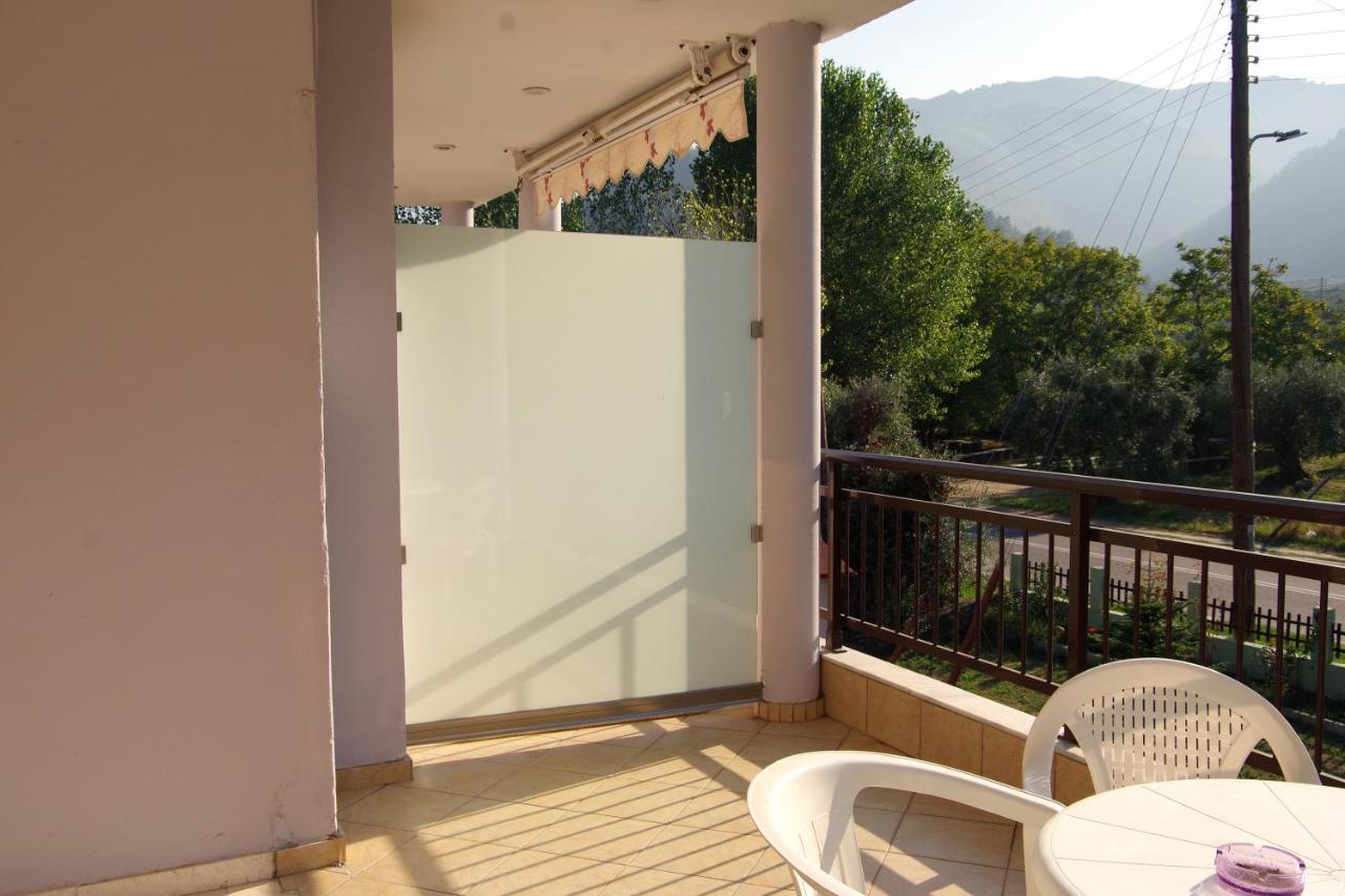 Athina Hotel Койнира Екстериор снимка