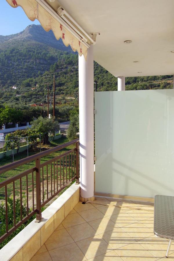 Athina Hotel Койнира Екстериор снимка