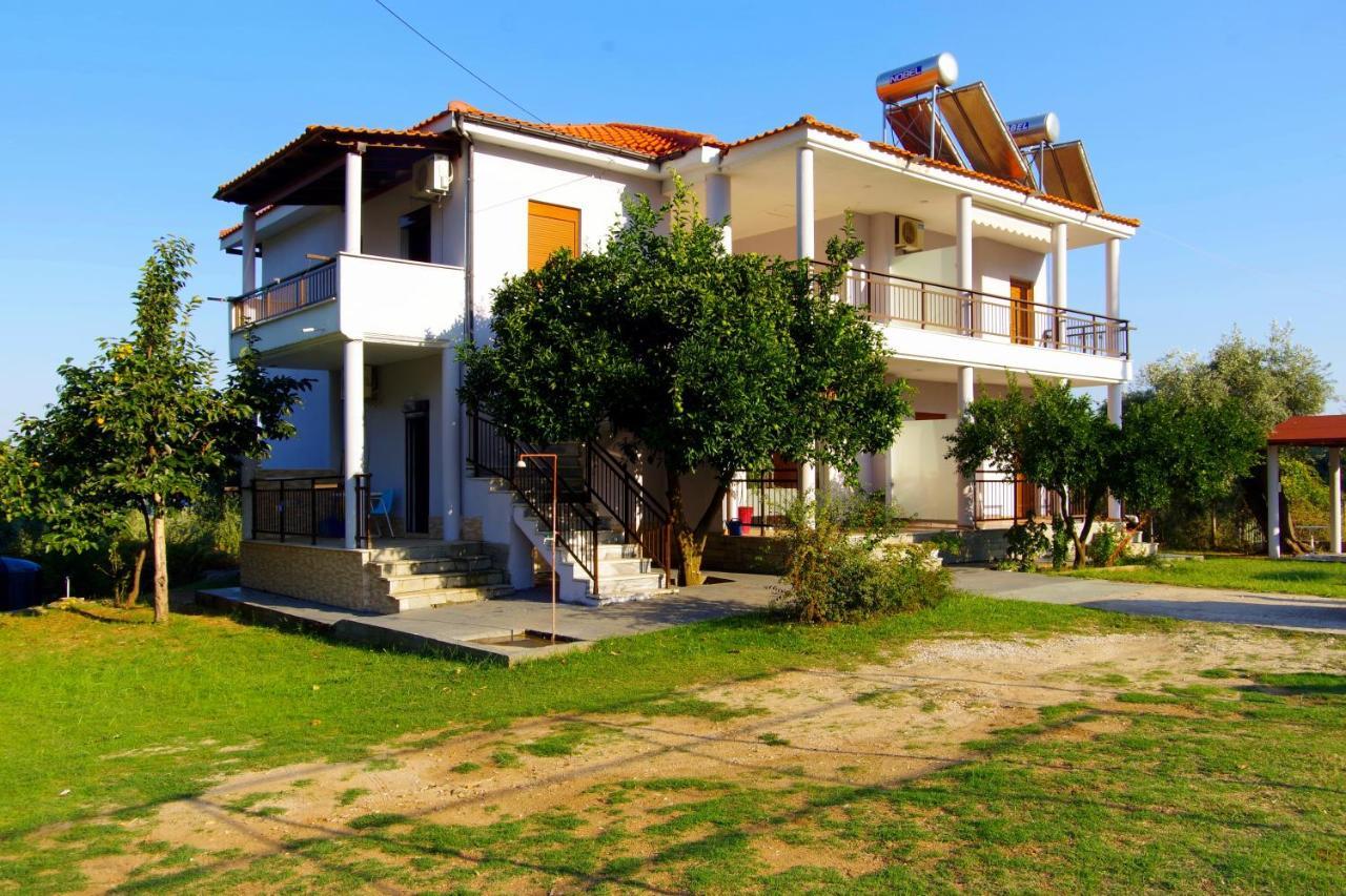 Athina Hotel Койнира Екстериор снимка