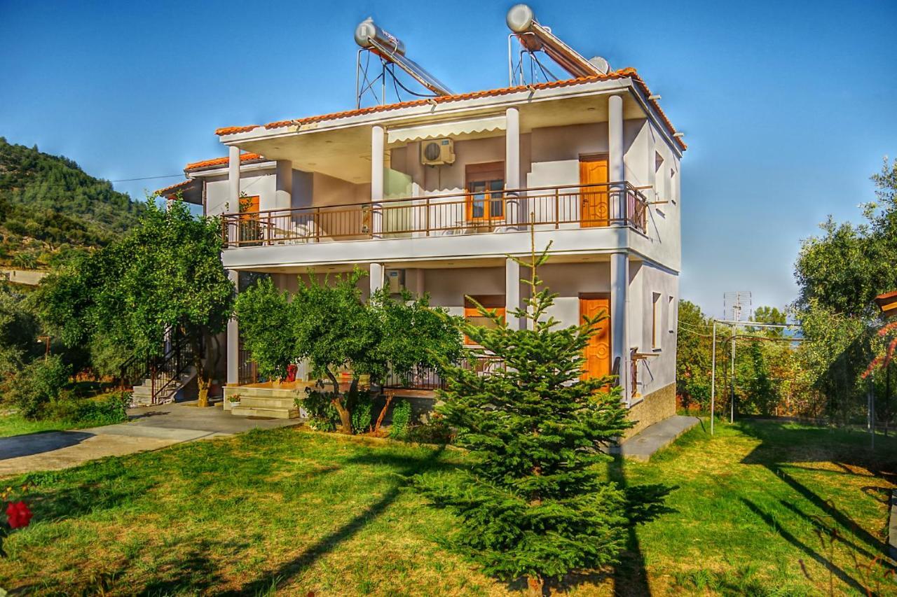 Athina Hotel Койнира Екстериор снимка