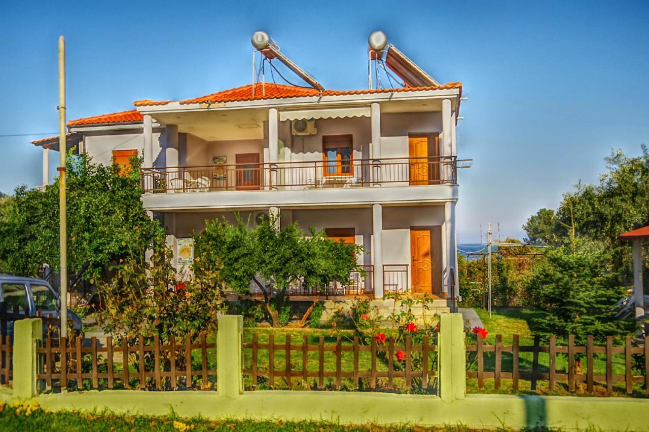 Athina Hotel Койнира Екстериор снимка